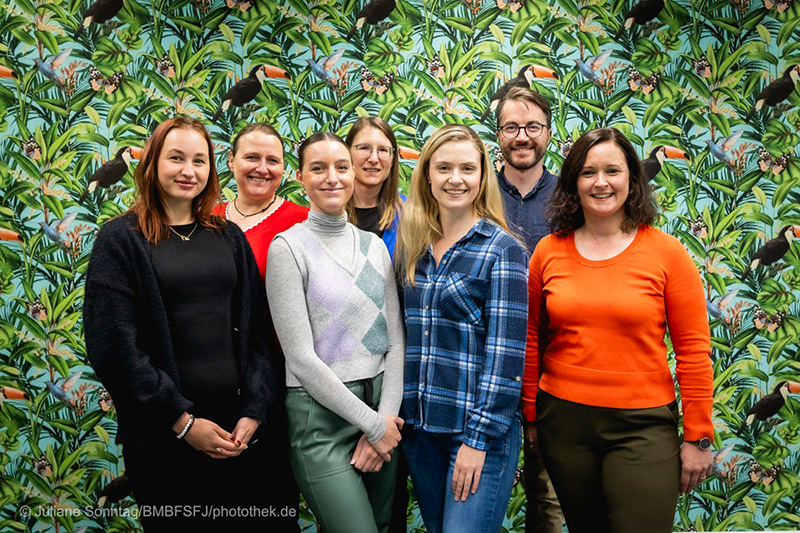 Auf den Fotos von der OER im Blick sind im Bild wie folgt zu sehen: v.l. Nastasja Petrov, Katinka Simon, Chantal Mose, Dr. Melanie Sittig, Susanne Enssen, Dominik Jakubik, Dr. Monique Ratermann-Busse.