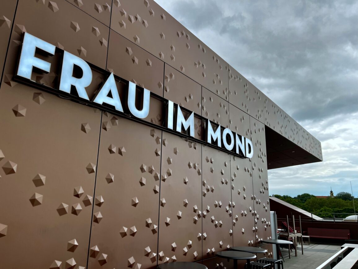 Frau im Mond